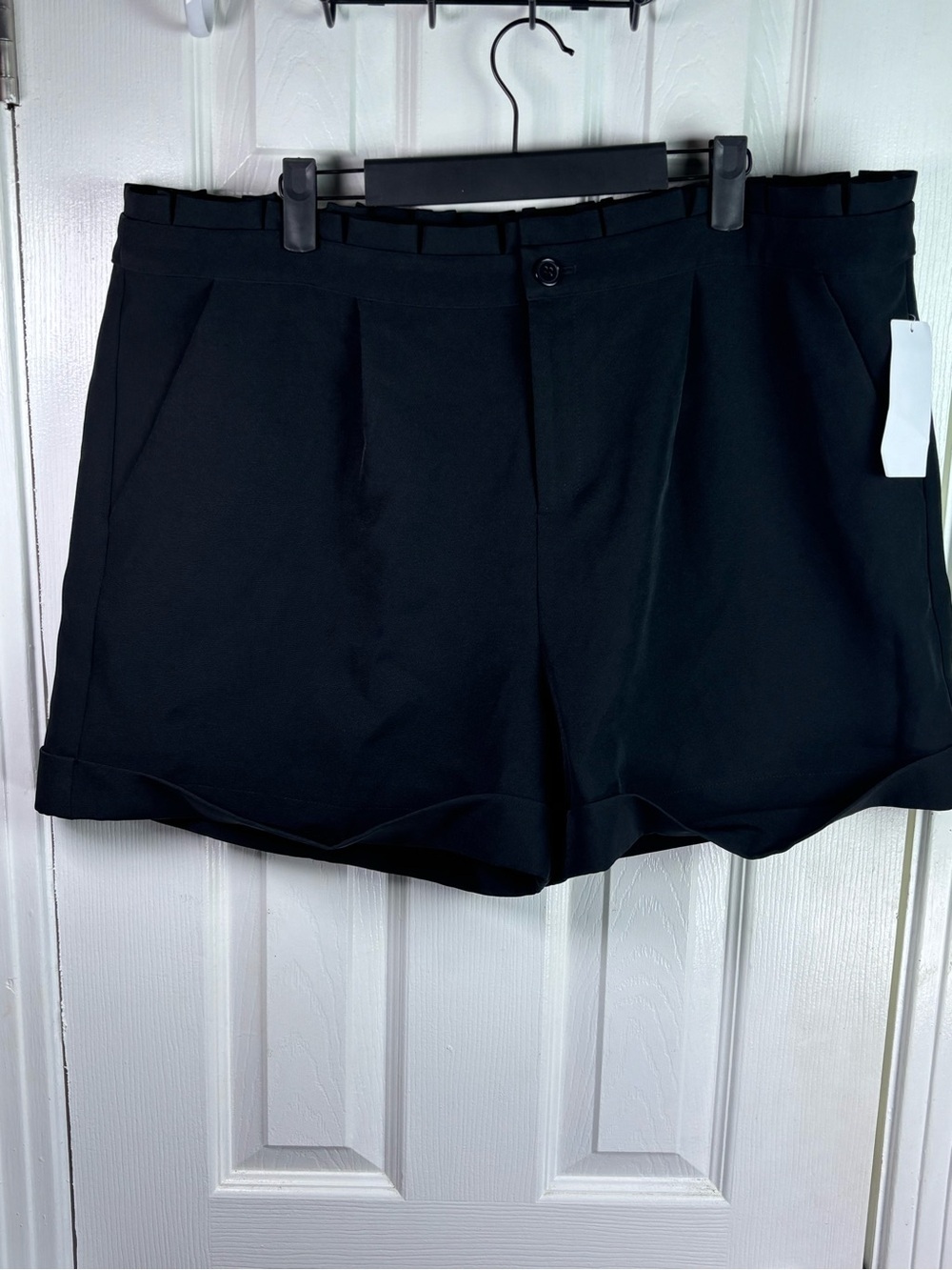 VENUS Black Women's Flat-Front Cuffed Dress Shorts - Picture 6 of 14